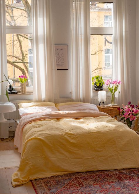 Bedroom Inspirations Yellow, Light Yellow Bedrooms, Summer Bedroom, Colorful Apartment, Spring Bedroom, Sleep Sanctuary, Yellow Room, Bright Rooms, Yellow Bedroom