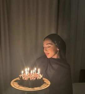 Modest Birthday Outfit, Qatar Fashion, Happy Birthday 18th, Cute Birthday Pictures, 21st Birthday Photoshoot, Happy Birthday Girls, Birthday Fits, Birthday Party Theme Decorations, Friend Poses Photography