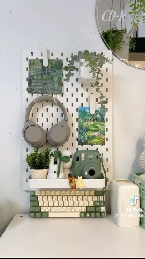 Weird Storage Ideas, Cute Nick Nacks, Things For Bedroom List, College Dorm Room Minimalist, Minimalist Art Room, Unique Shelf Ideas, Room Ideas Aesthetic Desk, Dorm Desk Aesthetic, Dorm Inspo Minimalist