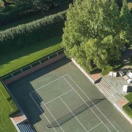 Eric J Smith on Instagram: "In the Hamptons, I worked with landscape designer Deborah Nevins to add a tennis court, sunken five feet and concealed with surrounding hedges. The original nearby Gatehouse—now a “Tennis House”—serves as a staging space for outdoor entertaining and refreshment around the court.  Architecture: @ericjsmitharchitect Landscape: @deborah_nevins Photography: Peter Margonelli  #ericjsmith #architect #architectdesign #architecture #landscapedesign #tenniscourt #outdoorliving #gardenarchitecture #hamptonshomes" Alicante, Sunken Tennis Court, Tennis Court In Backyard, Tennis Court Design Architecture, Indoor Tennis Court Home, Rooftop Tennis Court, Tennis Court House, Modern Tennis Court, Outdoor Tennis Court