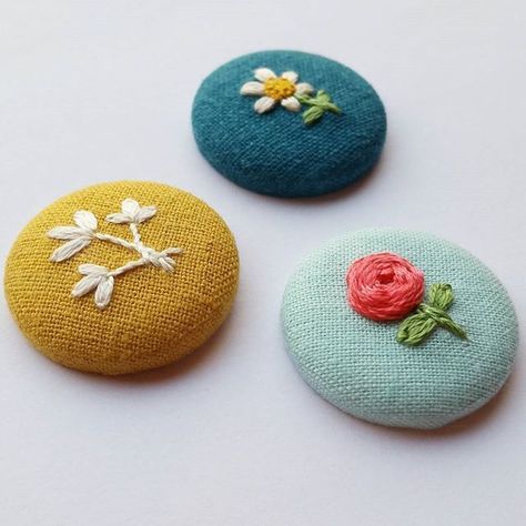 Button Making, Miniature Embroidery, Trendy Sewing, Embroidery Works, 자수 디자인, Creative Embroidery, Embroidery Jewelry, Hand Embroidery Stitches, Sewing Studio