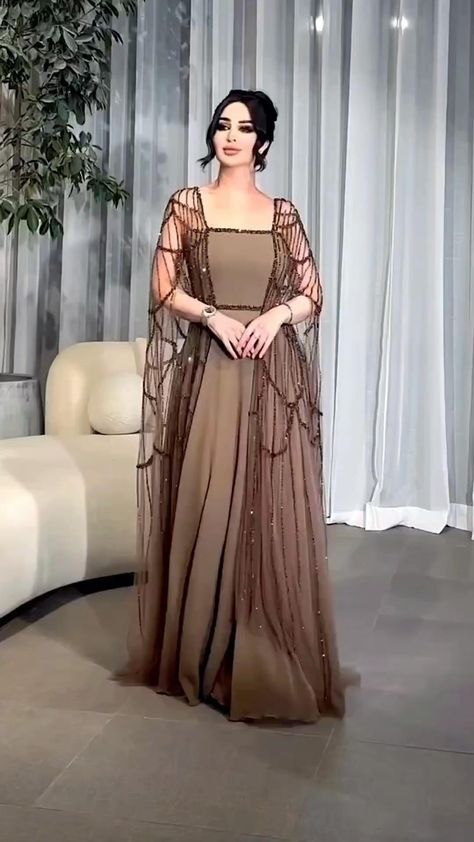 New Beautiful outfits. Fancy Short Dresses, Fashion Show Dresses, Classy Gowns, Gowns Dresses Elegant, Pakistani Fancy Dresses, Stylish Short Dresses, Fancy Dresses Long, Mode Abaya, Fashion Sketches Dresses