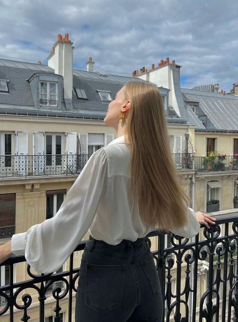 How to Airy Dry Your Hair the French Way 2023 French Hair Products, French Hair Accessories, French Haircare, French Hairstyles, Best Hair Conditioner, Air Dry Cream, Loose Buns, Towel Dry Hair, French Street