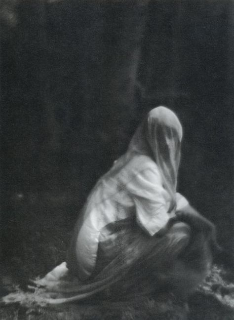 Imogen Cunningham  Veiled Woman, 1910-1912 Tumblr, Alfred Stieglitz, Erwin Olaf, Imogen Cunningham, Simple Subject, Veiled Woman, Ellsworth Kelly, Foto Art, White Photo