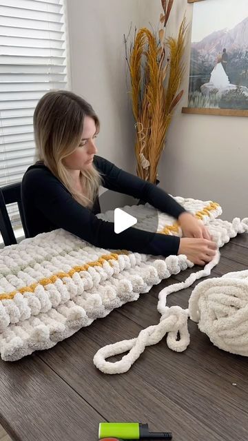 Hand Knit Blankets Chunky, Crochet Big Yarn Chunky Blanket, Crocheting With Fingers, How To Make A Big Yarn Blanket, Diy Braided Blanket, Hand Braided Rug Diy, Finger Knit Pillow, Bernat Blanket Big Yarn Hand Knit, How To Hand Knit A Blanket