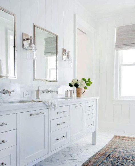White Bathrooms With Silver Accents And Polished Chrome Fixtures Beautiful Master Bathrooms, Amber Interiors Design, White Vanity Bathroom, Home Luxury, Amber Interiors, Styl Vintage, Bathroom Renos, Traditional Bathroom, Bath Remodel