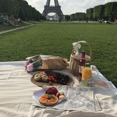 Paris Vibes, Picnic Inspiration, The Picnic, Picnic Date, Paris Aesthetic, Picnic Time, Living In Paris, Food And Drinks, A Picnic