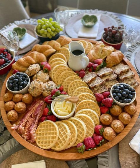 Essen, Small Breakfast Charcuterie Board Ideas, Bridal Breakfast Platter, Big Breakfast Platter, Breakfast Pastry Board, Waffle Charcuterie Board Ideas, Muffin Charcuterie Board, Fall Breakfast Charcuterie Board, Beach Breakfast Picnic