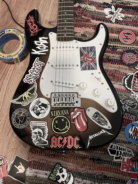 Electric Guitar Art, Estilo Punk Rock, Black Electric Guitar, Guitar Stickers, Electric Guitar Design, Guitar Obsession, Guitar Electric, Guitar Pics, Cool Electric Guitars