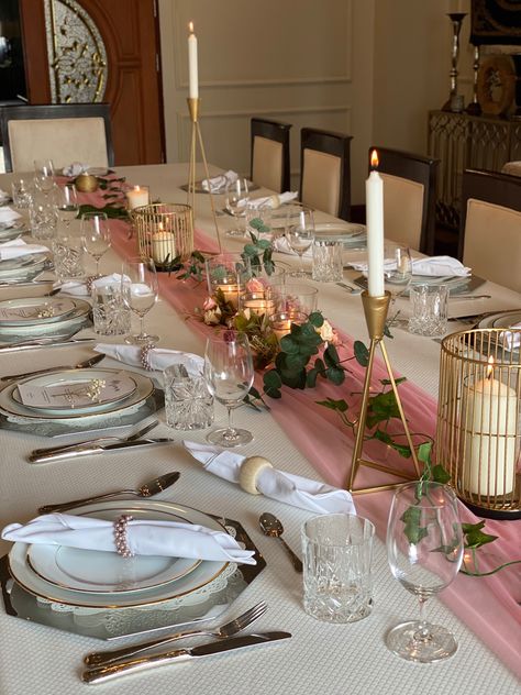 Table setting for dinner party Diner Setting Table, Cute Table Set Up For Birthday, 18th Birthday Party Table Set Up, Table Set Up For Birthday Party, Table Decorations For 18th Birthday, Pink Gold Table Decor, Part Table Setup, Dinner Party Setting Table, Candles For Dinner Table