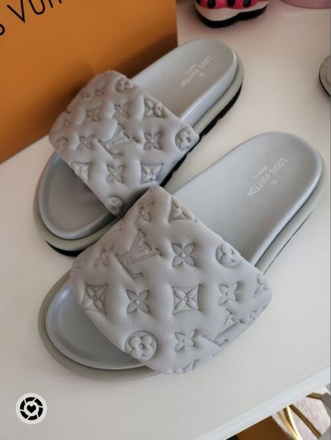 Luis Vuitton Shoe, Louis Vuitton Slides Women, Dhgate Shoes, Lv Flip Flops, 2024 Sneakers, Louis Vuitton Shoes Women, Louis Vuitton Flip Flops, Luis Vuitton Shoes, Louis Vuitton Slippers