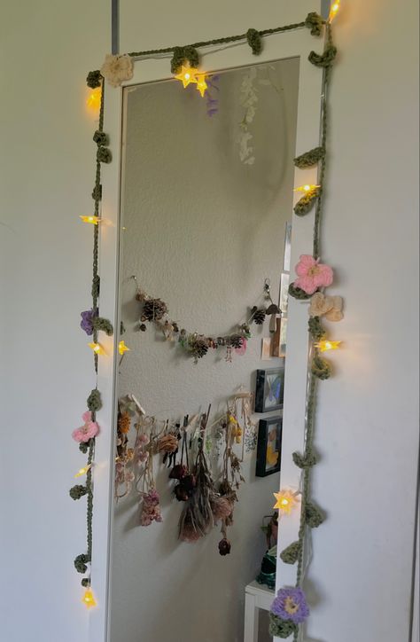 Crochet Room Projects, Crochet Room Decor Cottage Core, Small Crochet Room Decor, Room Ideas Crochet, Flower Garland Room Decor, Crochet Flowers Room Decor, Crochet Bedroom Ideas, Aesthetic Room Decor Crochet, Crochet Patterns Room Decor