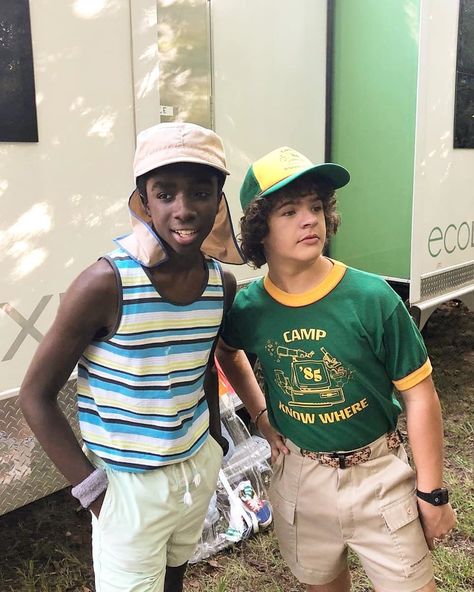 Stranger Things Behind the Scenes Season 3 with Caleb McLaughlin and Gaten Matarazzo, Lucas, Dustin, On the Set Caleb And Gaten, Stranger Things Fotos, Tomatoes And Zucchini, Caleb Mclaughlin, Gaten Matarazzo, St Cast, Stranger Things Season 3, Stranger Things 3, Baked Tomatoes