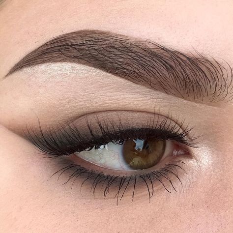 Smoked Liner, Eyeliner Smokey, Trucco Smokey Eye, Eyeliner Aesthetic, Smokey Eye Make Up, Smokey Cat Eye, Eyeliner Designs, Eyeliner Hacks, Winged Eyeliner Tutorial