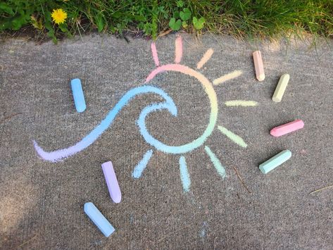 Sidewalk chalk art. Kawaii, Summer Chalk Art Side Walk, Chalk Art Step By Step, Chalk Art Ideas Easy Aesthetic, Easy Chalk Ideas Sidewalk, Sidewalk Chalk Art Ideas Aesthetic, Chalk Art Ocean, Summer Things To Draw With Chalk, Things To Make With Chalk