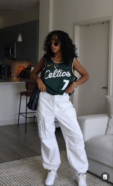 Outfit For Boxing Event, Basketball Jersey Outfit Aesthetic, Summer Gameday Outfit, How To Wear Basketball Jersey Women, Sports Jersey Outfit Women Street Styles, Womens Basketball Jersey Outfit, Game Day Outfits Black Women, Youth Conference Outfits, Women’s Basketball Game Outfit