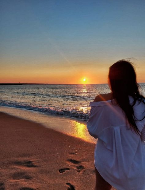 #sea #blacksea #sun #sunrise Sea Sunrise Photography, Beach Photo Ideas Sunset, Sea Photo Poses, Sea Couple Photos, Photo Ideas Beach Instagram, Sea Beach Photography Ideas, Sea Foto Ideas, Beach Sunrise Photos, Summer Sea Photo Ideas