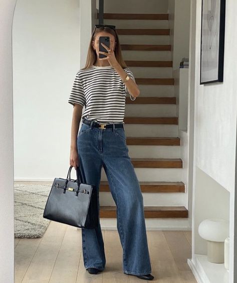 Women's Casual Shirt Outfit Ideas in 2023 Casual Modern Outfits, Stripes Tshirt Outfits, Striped Top Outfit Summer, Striped Tee Shirt Outfit, Basic Shirt Outfit, Casual Shirt Outfit, Striped Tshirt Outfits, Basic Top Outfit, Stripe Tee Outfit