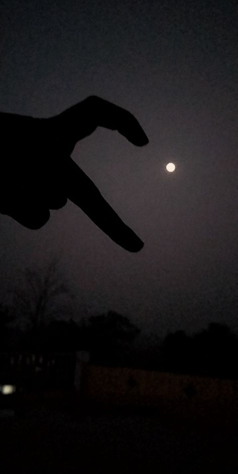 Hand Sky Pic, Moon With Hand Photography, Hand Asthetic Picture, Girly Photography Instagram Profile, Shadow Pictures Night, Dp For Instagram Black, Eyes Pics For Dp, Asthetic Picture Dp, Hiking Picture Ideas