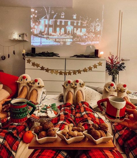 10 Best Christmas Movies To Watch With Your Kids - MOMtivational Cozy Movie Night, Christmas Dreaming, Christmas Movie Night, Best Christmas Movies, Cosy Christmas, 22 December, Christmas Inspo, Christmas Feeling, Christmas Wonderland