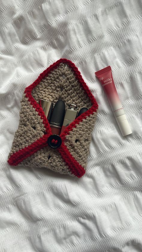 Crochet Wallet Aesthetic, Small Crochet Ideas Simple, Crochet Bedroom Decor, Small Things To Crochet, Small Crochet Gifts, Patterns Simple, Aesthetic Cozy, Aesthetic Designs, Crochet Pouch