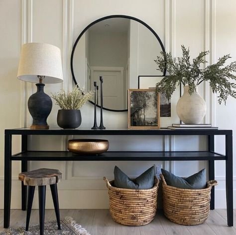 Eclectic Home Entryway, Dining Room With Round Mirror, Moody Corner Decor, Small Stairwell Decor, Entryway Ideas Rental, Rustic Luxury Decor, Beautiful Bed Designs, Moderne Have, Entryway Design