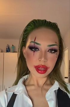 Halloween Costumes Cool Makeup, Joker Costume Makeup Female, Halloween Costume Diy Woman, Fast Costumes Last Minute, Joker Lips Make Up, Lady Joker Makeup, New Halloween Costume Ideas, Haunted Halloween Costumes, Joker Woman Makeup