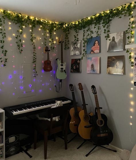 Studio Room Aesthetic Music, Piano Aesthetic Bedroom, Bedroom With Piano Aesthetic, Piano In Room Ideas, Room Inspo With Piano, Piano And Guitar Room, Decorating Music Room, Light Up Vines In Bedroom, Indie Music Room Aesthetic