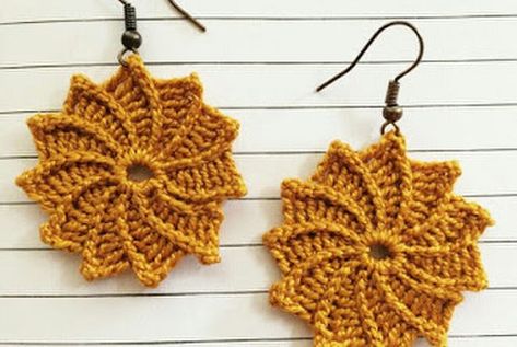 Spiral Flower Earrings ~ Free Crochet Pattern Crochet Spiral Earrings, Spiral Flower, Spiral Earrings, Knitting Ideas, Crochet Accessories, Crochet Techniques, Crochet Jewelry, Cotton Thread, Flower Earrings