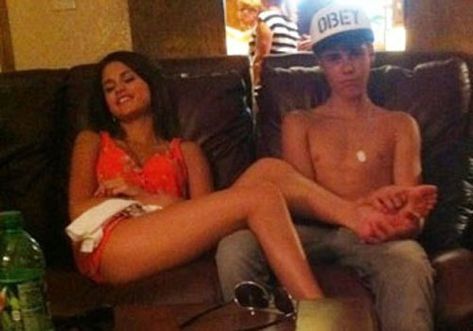 14 Photos of Justin Bieber and Selena Gomez You Didn't Know Existed - J-14 Teen Songs, Justin Bieber And Selena Gomez, Justin Selena, Hairstyle For Chubby Face, Bieber Selena, Boyfriend Justin, Justin Bieber Selena Gomez, Justin Bieber And Selena, Justin Bieber Posters