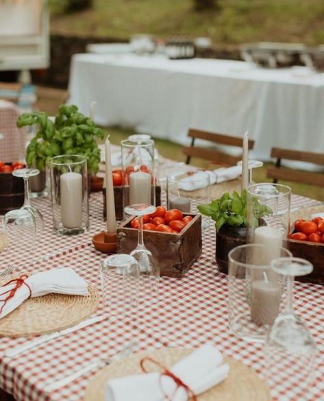 Rehearsal Dinner Garden Party, Pizza Engagement Party Decor, Rustic Pizza Party, Outdoor Pizza Party Ideas, Bbq Welcome Party, Rehearsal Dinner Italy, Pizza Party Outdoor, Garden Pizza Party, Italian Wedding Dinner Ideas