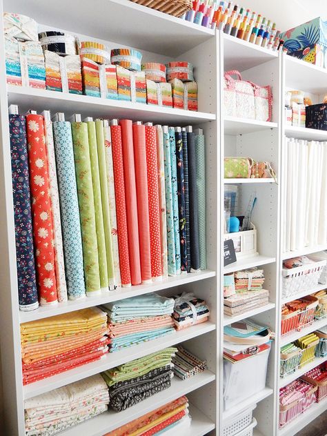 Sewing Room Layout Ideas: 5 Tips to Set up Your Sewing Space featured by top US quilting and sewing blog. Sewing Room Layout, Small Sewing Rooms, Room Layout Ideas, A Quilting Life, Sewing Room Inspiration, Sewing Room Storage, Sewing Spaces, Sewing Room Design, Sewing Room Decor