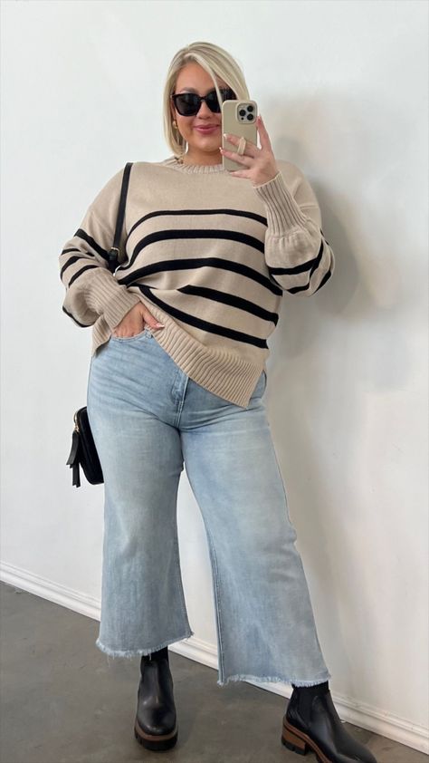 plus size holiday outfit inspo Oversized Striped Sweater Outfit, Plus Size Jeans Outfit Casual, Uk Outfit Women, Plus Winter Outfits, Winter Outfits For Curvy Women, Mom Outfits Plus Size, Casual Midsize Outfits, Wide Leg Jeans Outfit Winter, Jeans And Boots Outfit