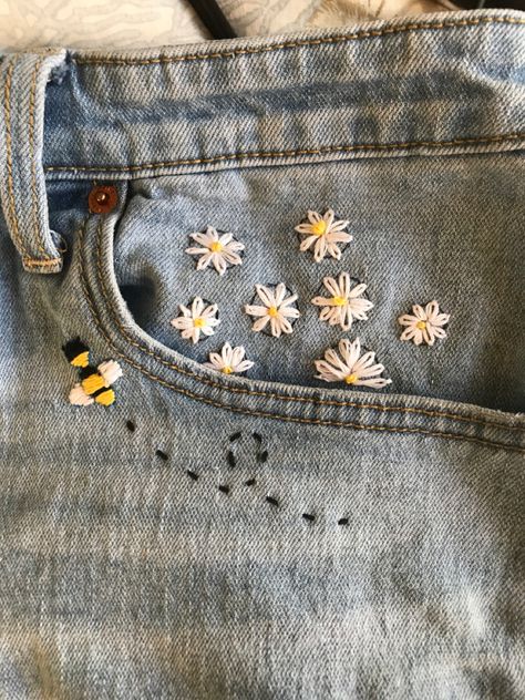 Embroider Bee, Front Pocket Embroidery, Jeans Bordados, Jeans Bordado, Embroidery Jeans Diy, Embroidered Bee, Clothes Embroidery Diy, Denim Embroidery, Diy Embroidery Designs