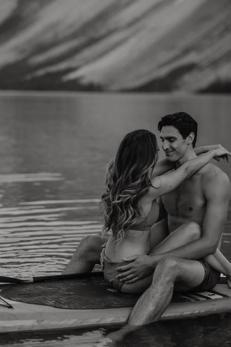 Couples Back Side Pose, Paddle Board Couple Pictures, Paddle Boarding Pictures Couples, Paddle Board Photoshoot, Couples Boat Photoshoot, Paddle Boarding Photoshoot, Couples Fitness Photoshoot, Couple Paddle Boarding, Lake Couple Aesthetic