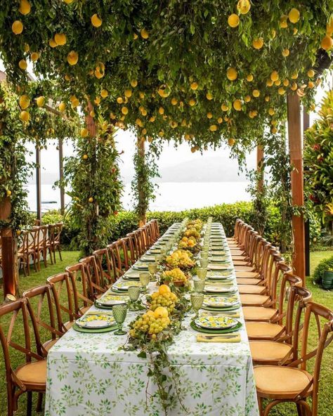 Citrus sure knows how to up the ante when it comes to modern wedding celebrations. From colorfully printed fashion + tabletop decor to fruit-infused menus and welcome gifts, there is no end in sight for lemon wedding ideas that inspire us. Here are some of our favorite starter ideas for including lemons in your own wedding designs, whether you have a destination wedding in the Amalfi Coast or beyond! Lemon Themed Wedding, Lemon Table Decor, Italian Wedding Themes, Lemon Wedding, Yellow Wedding Theme, Italian Theme, Fruit Wedding, Decoration Evenementielle, Citrus Wedding