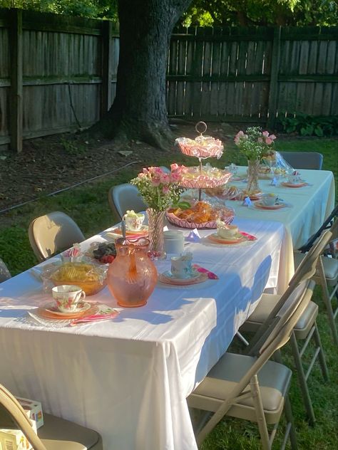 Graduation Display Table, Graduation Party Ideas Aesthetic, College Grad Party Decor, High School Graduation Party Themes, Grad Party Ideas High School, Outdoor Tea Parties, Grad Party Theme, Floral Graduation Party, College Grad Party