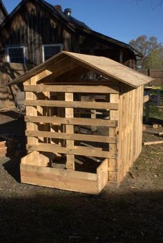 Make your own coop from free pallets...See mine! Pic Heavy | BackYard Chickens - Learn How to Raise Chickens Pallet Coop, Chicken Coop Pallets, Easy Chicken Coop, Chicken Coup, Diy Chicken Coop Plans, Backyard Chicken Coop Plans, Backyard Chicken Farming, Coop Design, Coops Diy