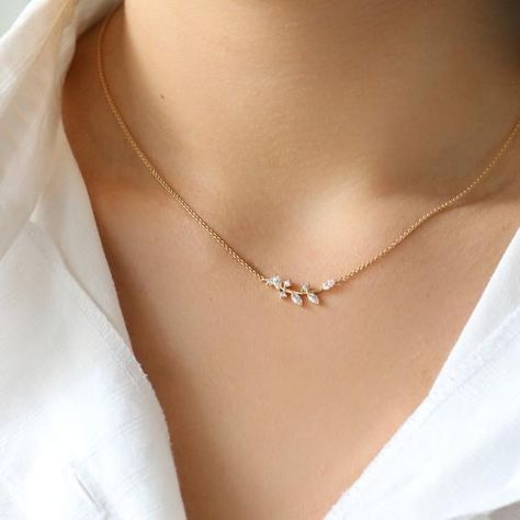 Delicate Chain Pendant, Gold Pendant Set Design, Necklaces With Pendants, Gold Chain And Pendant Set, Simple Chain With Pendant Gold, Delicate Mangalsutra Designs, Nackles Set, Cute Chain Necklaces, Nackles Design