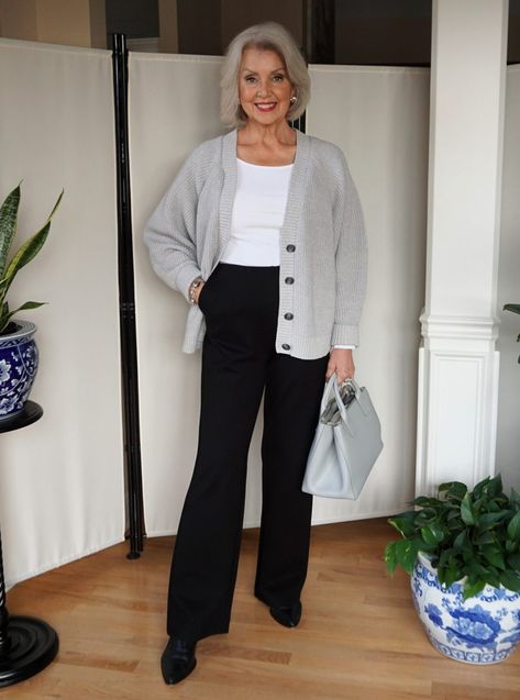 Fashion For 60 Year Old Women, Collarless Denim Jacket, Styling Wide Leg Pants, Classic Outfits For Women, 60 Year Old Woman, Outfit Cardigan, Over 60 Fashion, Short Women Fashion, Style Mistakes