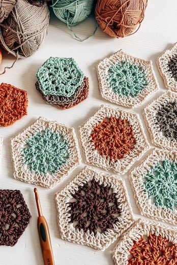 Tea Coaster Design, Coaster Design Ideas, Cj Design, Crochet Hexagons, Quick Crochet Projects, Rug Patterns, Crochet Patterns Free Beginner, Crochet Stitches Unique, Tea Coaster