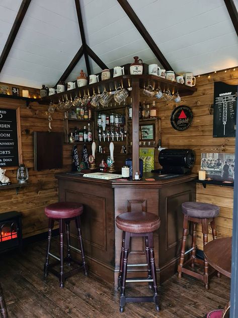 This Couple Builds A Mini Pub In A Garden, Stuns People With Its Handmade Interior Backyard Pub Shed, Backyard Pub, Garden Bar Shed, Home Bar Plans, Small Man Cave, Bar Shed, Pub Interior, Bourbon Bar, Pub Sheds
