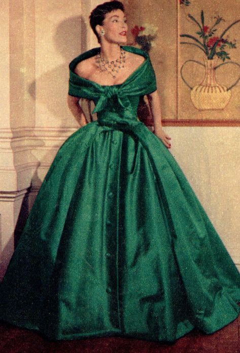 1950s Dreamy Dior Gown in Green Satin This fabulous off-shoulder gown in green satin is from Dior's "Y" line - the stem of the Y branches into width from a high waistline and (inverted) broadens out from waist to hem. Istoria Modei, Dior Gown, 1950 Fashion, Fifties Fashion, Fashion 1950s, Vintage Dior, Vintage Gowns, Vintage Couture, Moda Vintage