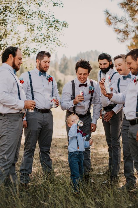 Funny Groomsman Pictures, Groomsmen Fishing Photos, Groomsmen Chasing Beer Photo, Wedding Picture Groomsmen, Groomsmen Picture Ideas Funny, Beer Run Wedding Photo, Groomsmen And Groom Different, Men Wedding Photoshoot, Wedding Photos With Small Bridal Party