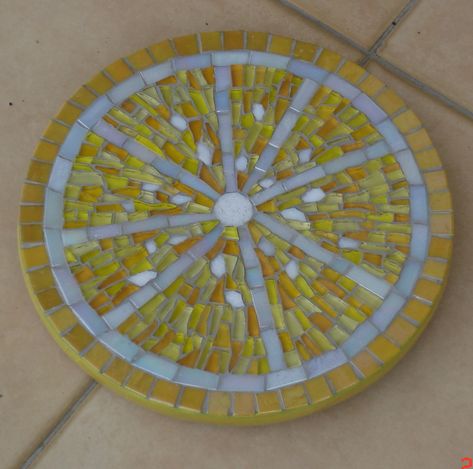 Easy Mosaic, Mosaic Art Diy, Mosaic Tray, Mosiac Art, Mosaic Stepping Stones, Lazy Susans, Mosaic Garden Art, Mosaic Tile Art, Mosaic Art Projects