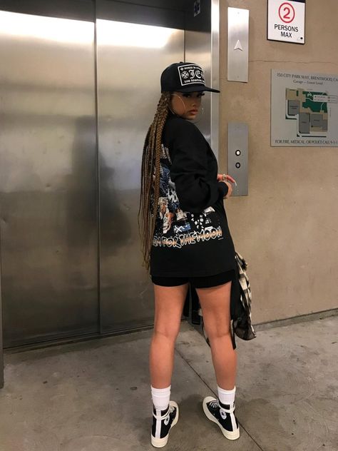 West Coast Outfits Style, West Coast Outfits, Different Color Shoes, Streetwear Poses Photo Ideas, Cybery2k Fashion, Coast Outfit, Tunnel Vision, Color Shoes, Foto Casual