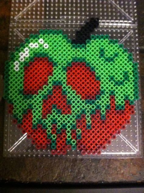 Deco Haloween, Melt Beads Patterns, Hamma Beads Ideas, Perler Bead Disney, Easy Perler Bead Patterns, Melty Bead Patterns, Pearl Beads Pattern, Easy Perler Beads Ideas, Poison Apple