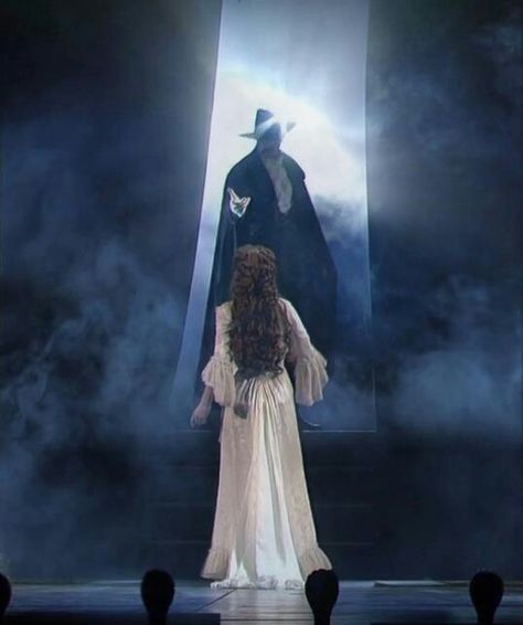 Phantom Of The Opera Mirror Scene, Phantom Of The Opera Outfits, Christine And The Phantom, Phantom And Christine, Theatre Aesthetic, Opera Ghost, Gaston Leroux, Christine Daae, Ramin Karimloo