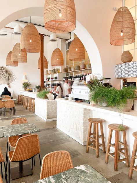 great white cafe venice calirfornia Bohemian Restaurant, Boho Restaurant, California Design Interior, Beach Restaurant Design, Restaurant Seating Design, Bohemian Cafe, Modern Bohemian Decor, Pizza House, Brunch Cafe