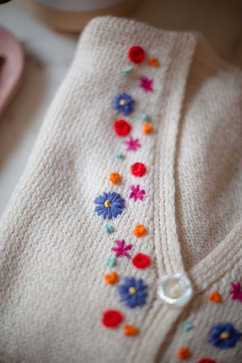 Embroidery In Sweater, Sweater Flower Embroidery, Embroidered Flowers On Sweater, Flower Embroidery Sweater, Embroidery On Wool Sweater, Embroidery On Knits, Embroider On Knitting, Embroidered Flowers Tutorial, Embroidery On Sweaters